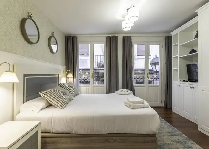 One-Bedroom Apartment Balcony City View